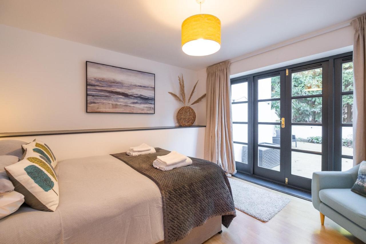 Modern Apt Near Gardens With Large Decking Area - Vivre Retreats Bournemouth Dış mekan fotoğraf