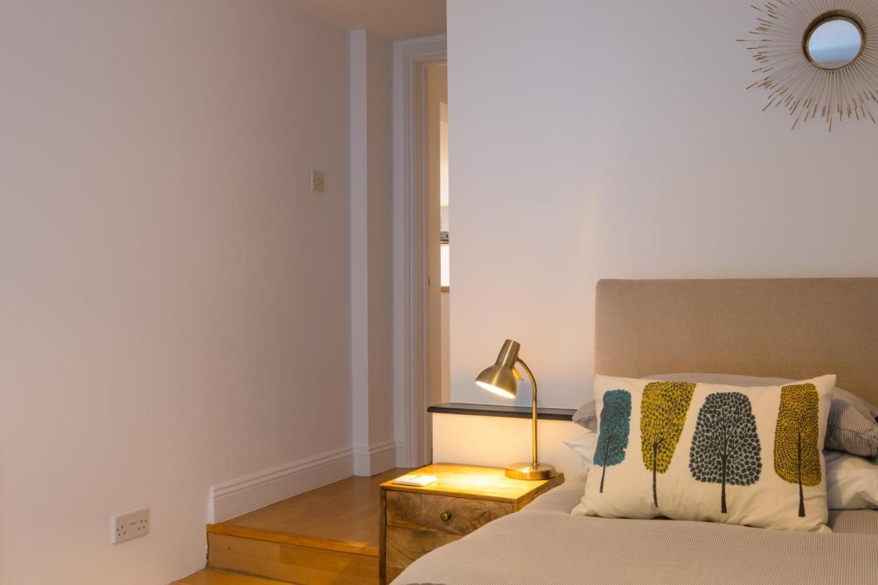 Modern Apt Near Gardens With Large Decking Area - Vivre Retreats Bournemouth Dış mekan fotoğraf