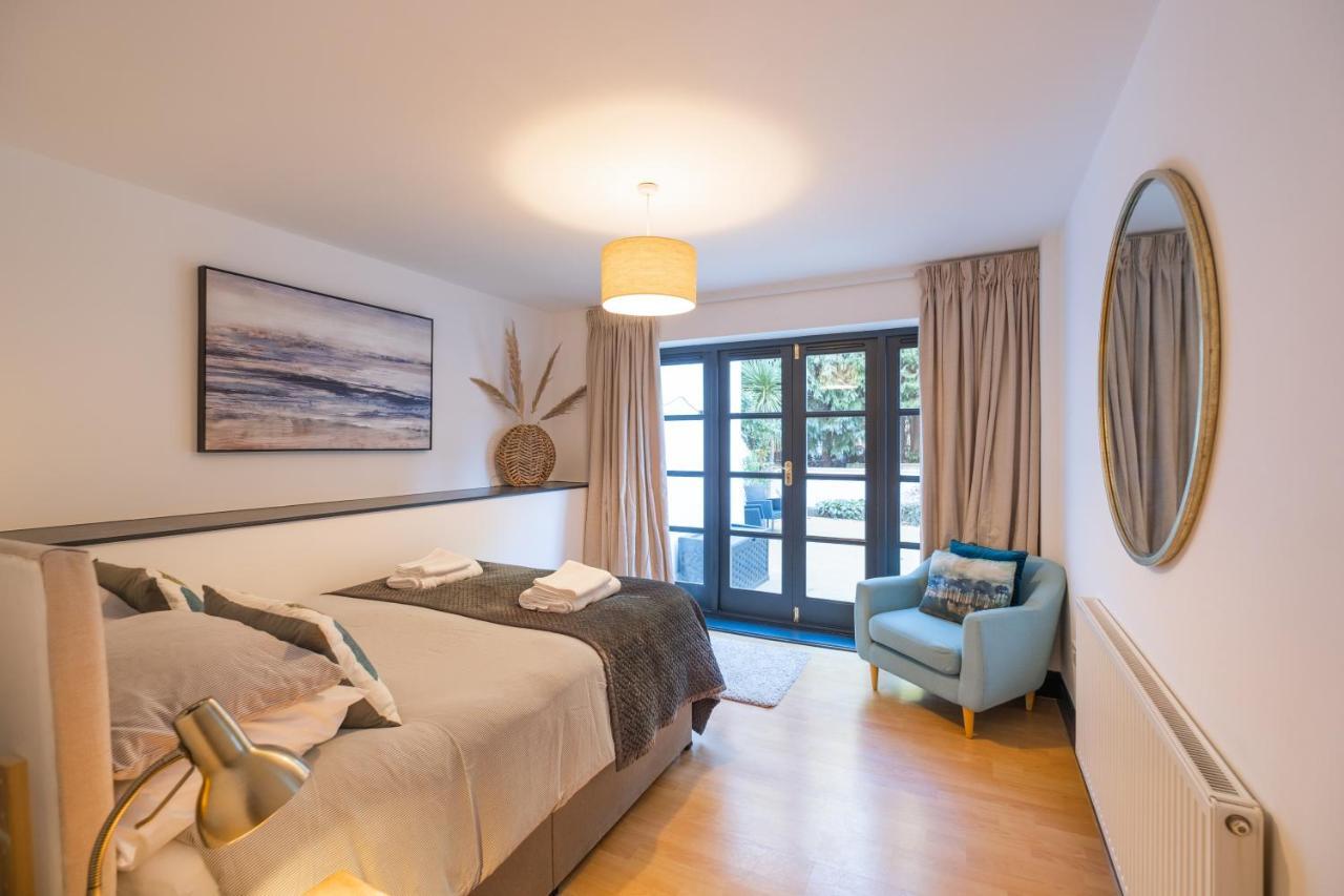 Modern Apt Near Gardens With Large Decking Area - Vivre Retreats Bournemouth Dış mekan fotoğraf