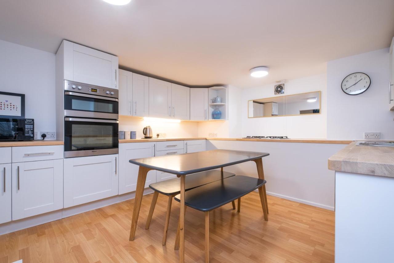 Modern Apt Near Gardens With Large Decking Area - Vivre Retreats Bournemouth Dış mekan fotoğraf
