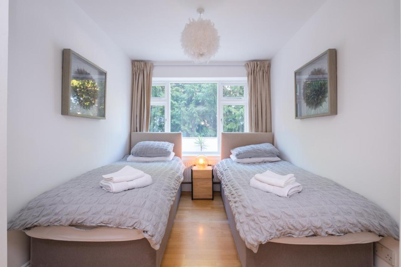 Modern Apt Near Gardens With Large Decking Area - Vivre Retreats Bournemouth Dış mekan fotoğraf