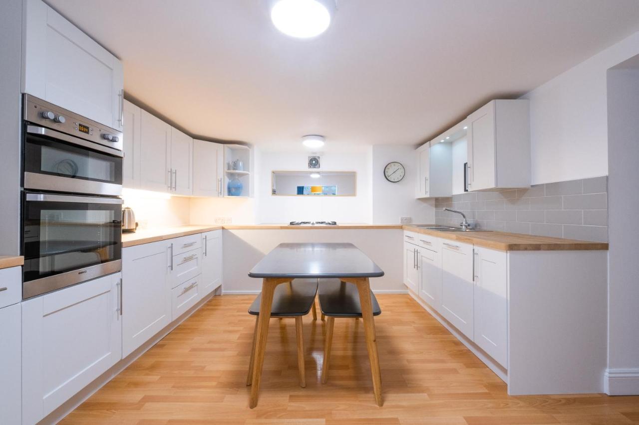 Modern Apt Near Gardens With Large Decking Area - Vivre Retreats Bournemouth Dış mekan fotoğraf